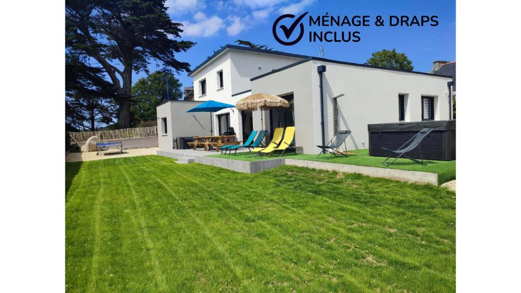 a white house with a lawn in front of it at Villa Noz Vat 4 étoiles avec SPA in Plouescat