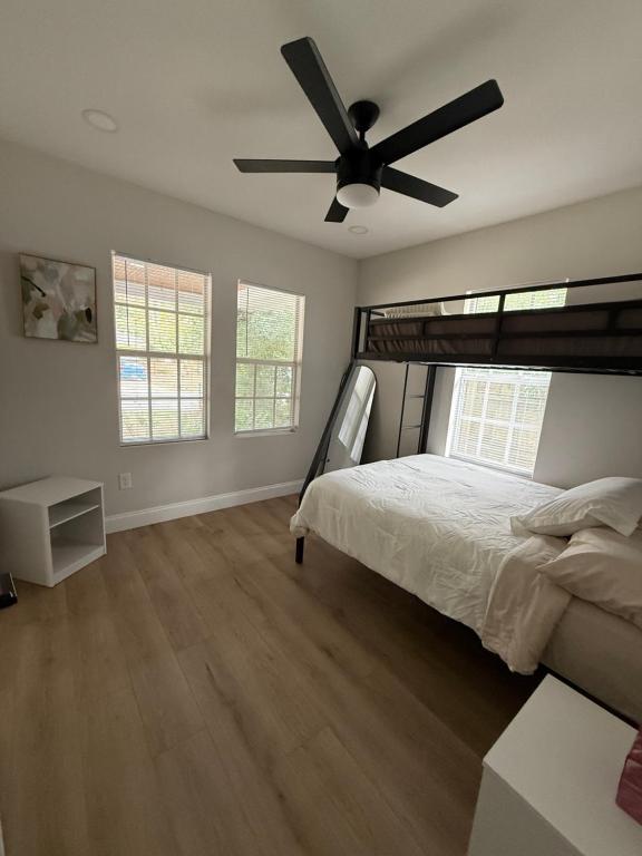 een slaapkamer met een bed en een plafondventilator bij Casa Nova St Augustine in St. Augustine