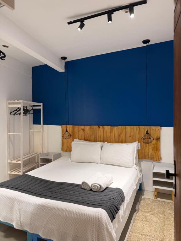 ein Schlafzimmer mit einem großen Bett mit einer blauen Wand in der Unterkunft Pituba Ville - Ap - 1 andar - 2/4 in Itacaré