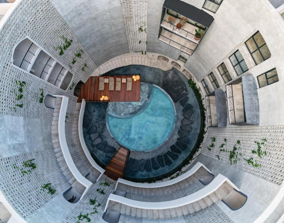 vista sul soffitto di una piscina in un edificio di Oniric Condo Tulum a Tulum