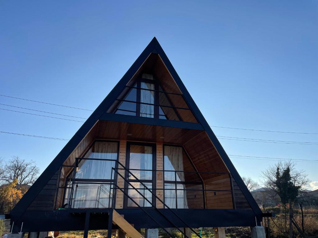 Sunset Cottage Busheti : منزل بسقف مثلث مع نوافذ