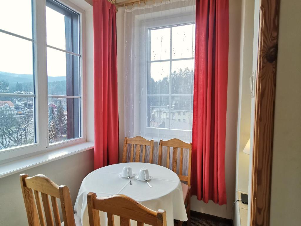 Pensjonat Jeleni Róg - Habitación Familiar Con Vistas A La Montaña