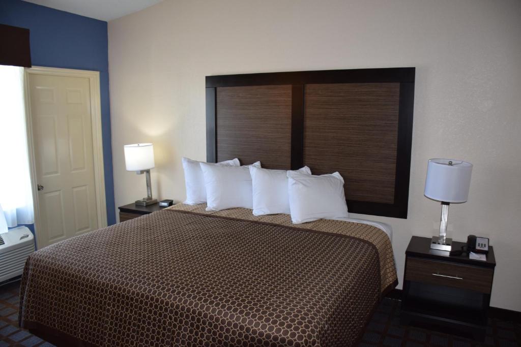 Habitación de hotel con cama grande con almohadas blancas en Hawthorn Suites by Wyndham Columbia en Columbia