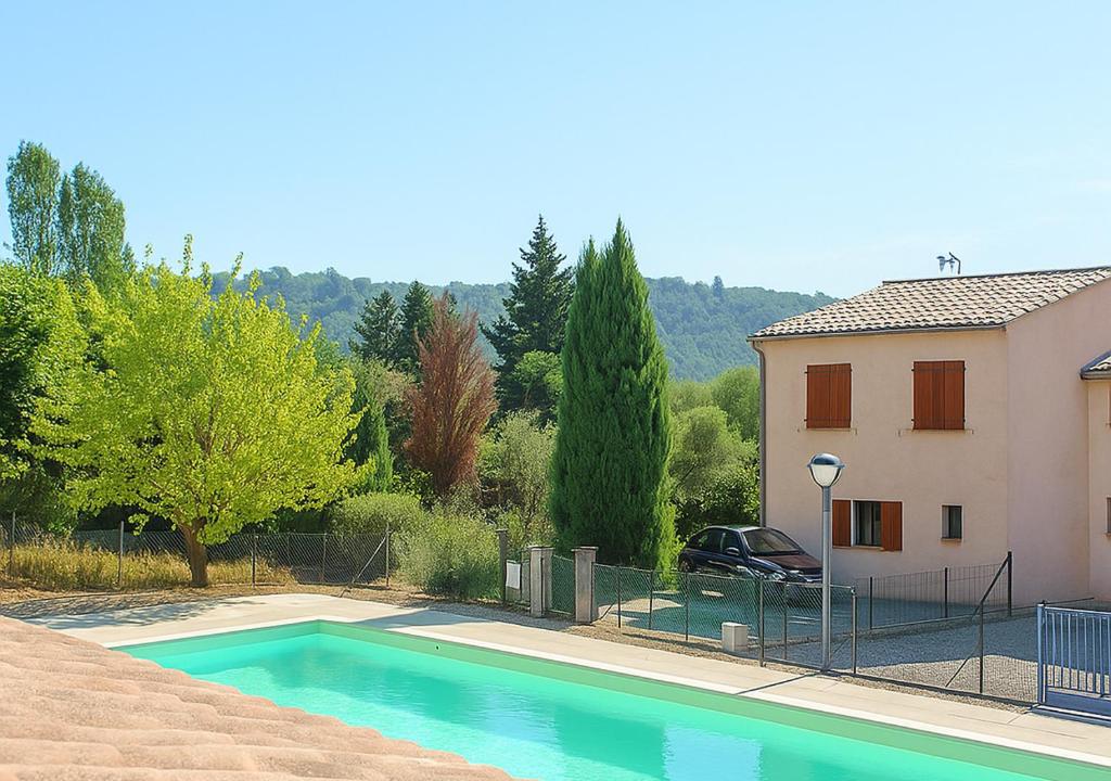 una casa con piscina al lado de una casa en Villa la Baume, en Quinson