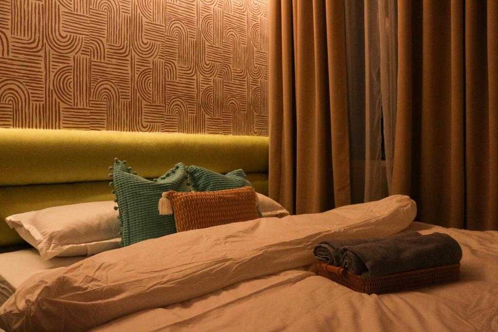 Ένα ή περισσότερα κρεβάτια σε δωμάτιο στο House of Keul - 2BR cozy condo in Dumaguete with pool and free laundry for long term guests up to 4 pax