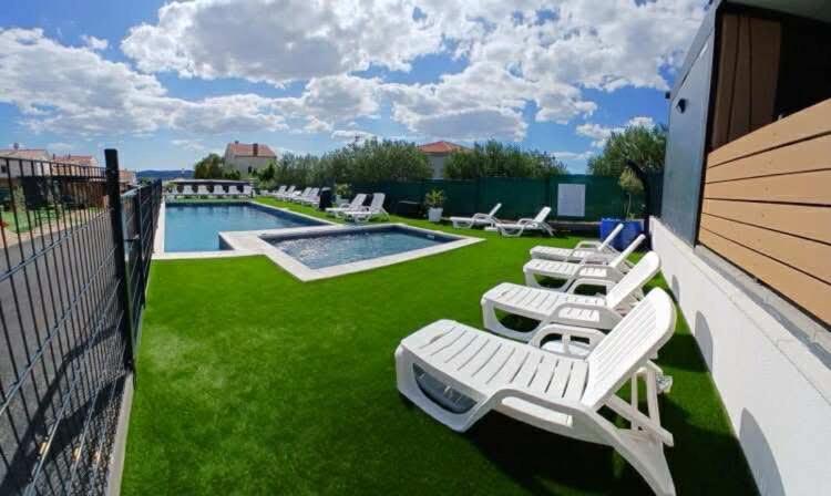 Swimmingpoolen hos eller tæt på Messalinahome