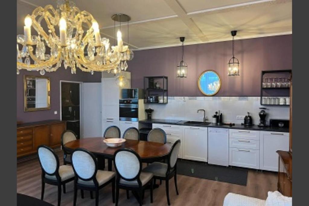 Un comedor con mesa y sillas y una cocina. en BoLA Ferienwohnung Hamburg Nr 22 EG für 4 Personen, Parkplatz, en Hamburgo