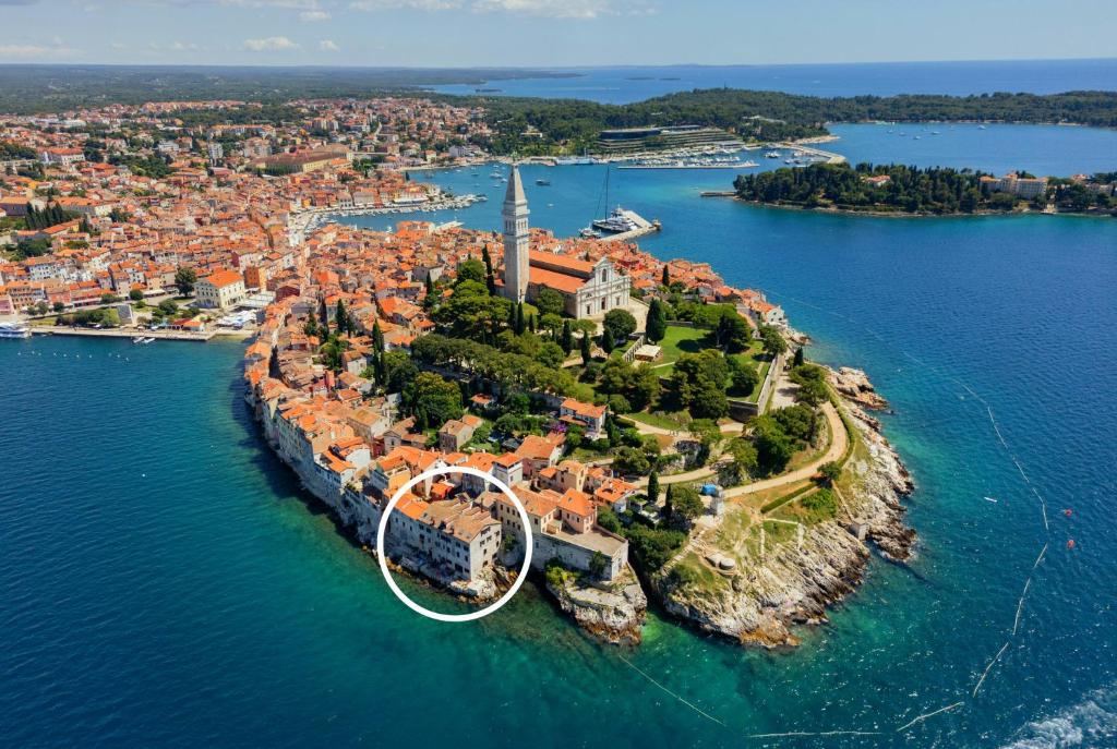 eine Insel im Wasser mit einem weißen Kreis in der Unterkunft Apartments Hinterreiter in Rovinj