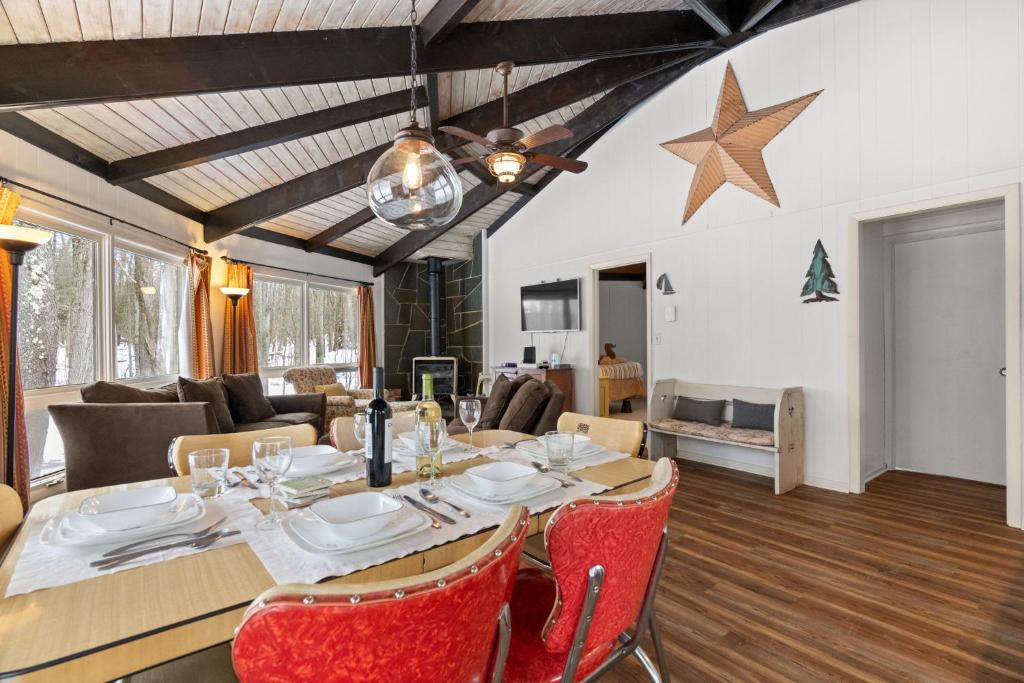 Χώρος καθιστικού στο Chic 2 BD 2 BA Near Skiing Fireplace etc