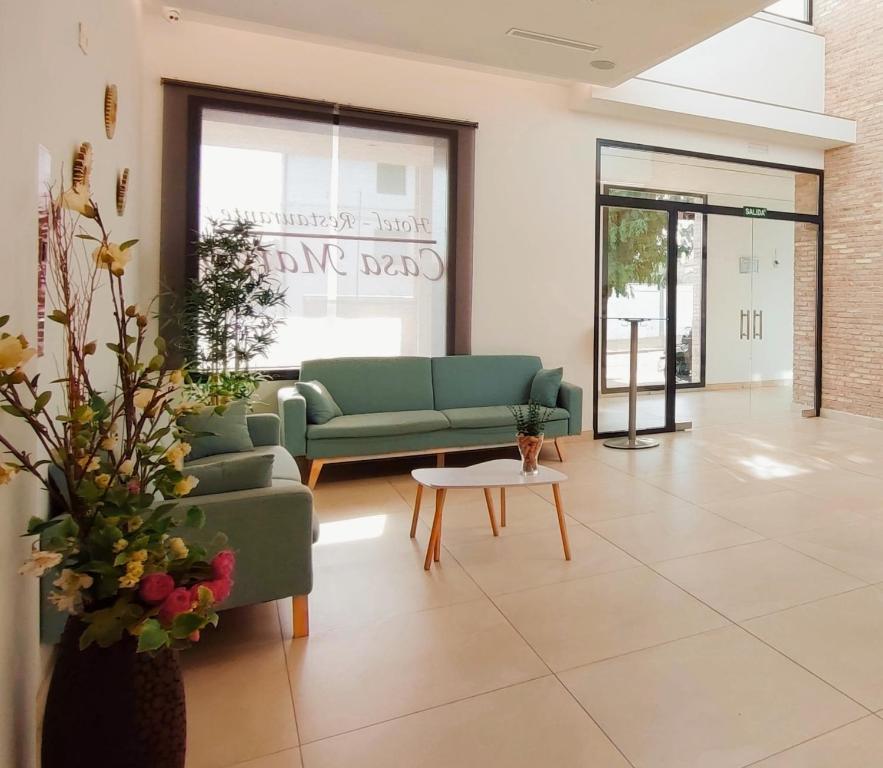 una sala de estar con un sofá y una mesa en Hotel Casa Marzo, en Cariñena
