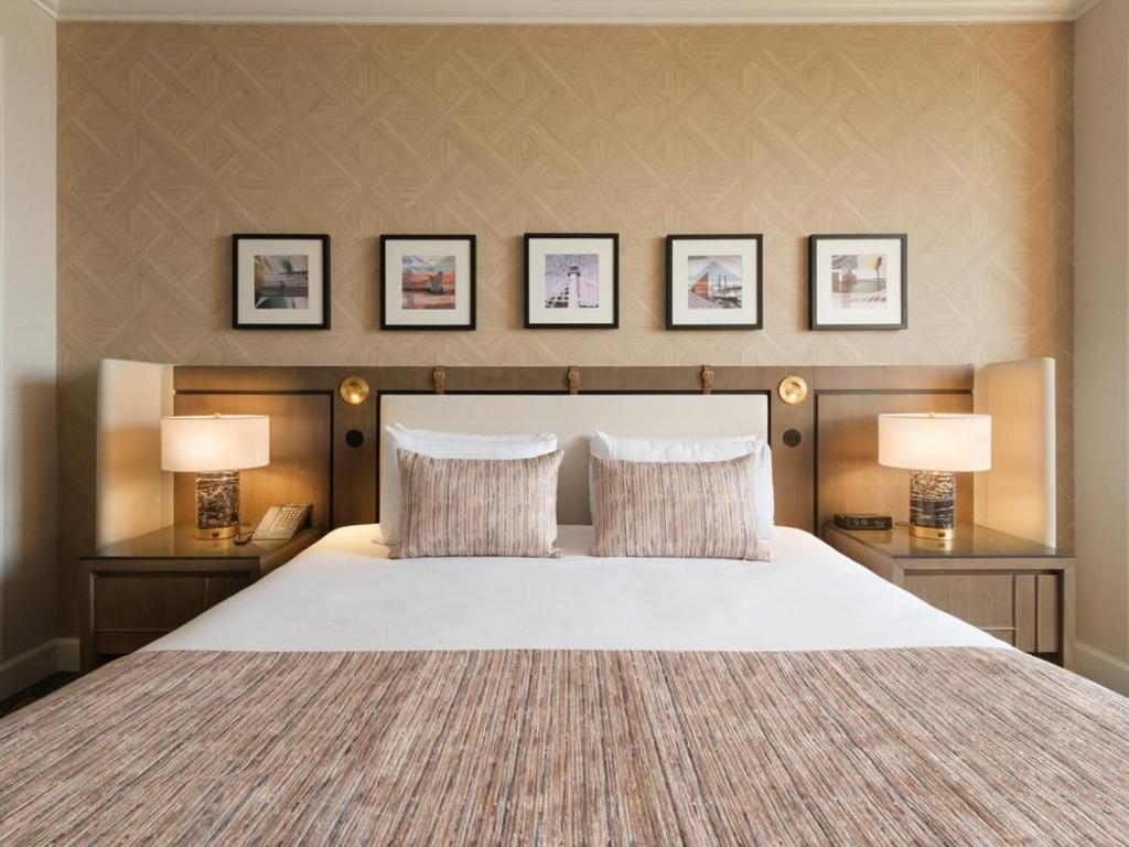 Un pat sau paturi într-o cameră la Hotel Atlantis Suites By signature Stays