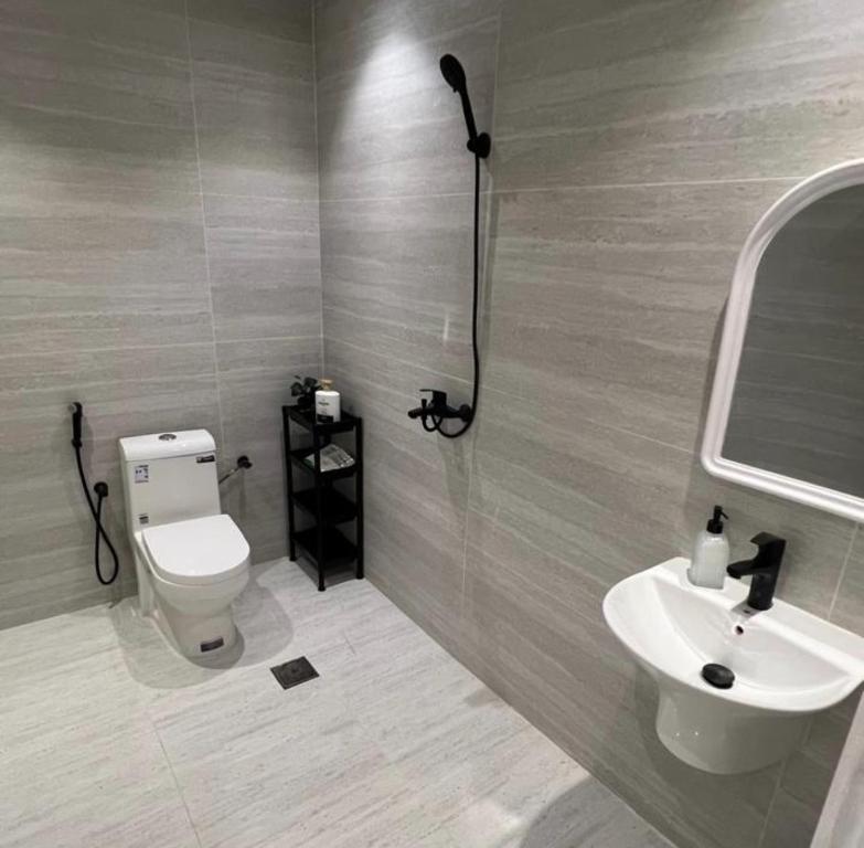 a bathroom with a white toilet and a sink at شقة استديو- السليمانية in Riyadh
