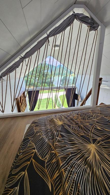 Ένα ή περισσότερα κρεβάτια σε δωμάτιο στο Tiny House 1 Dedinky Wellness Slovenský raj