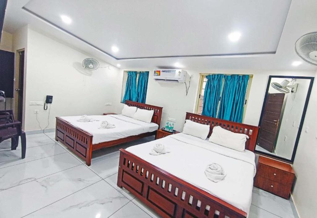 Ένα ή περισσότερα κρεβάτια σε δωμάτιο στο Flora inn Gokarna