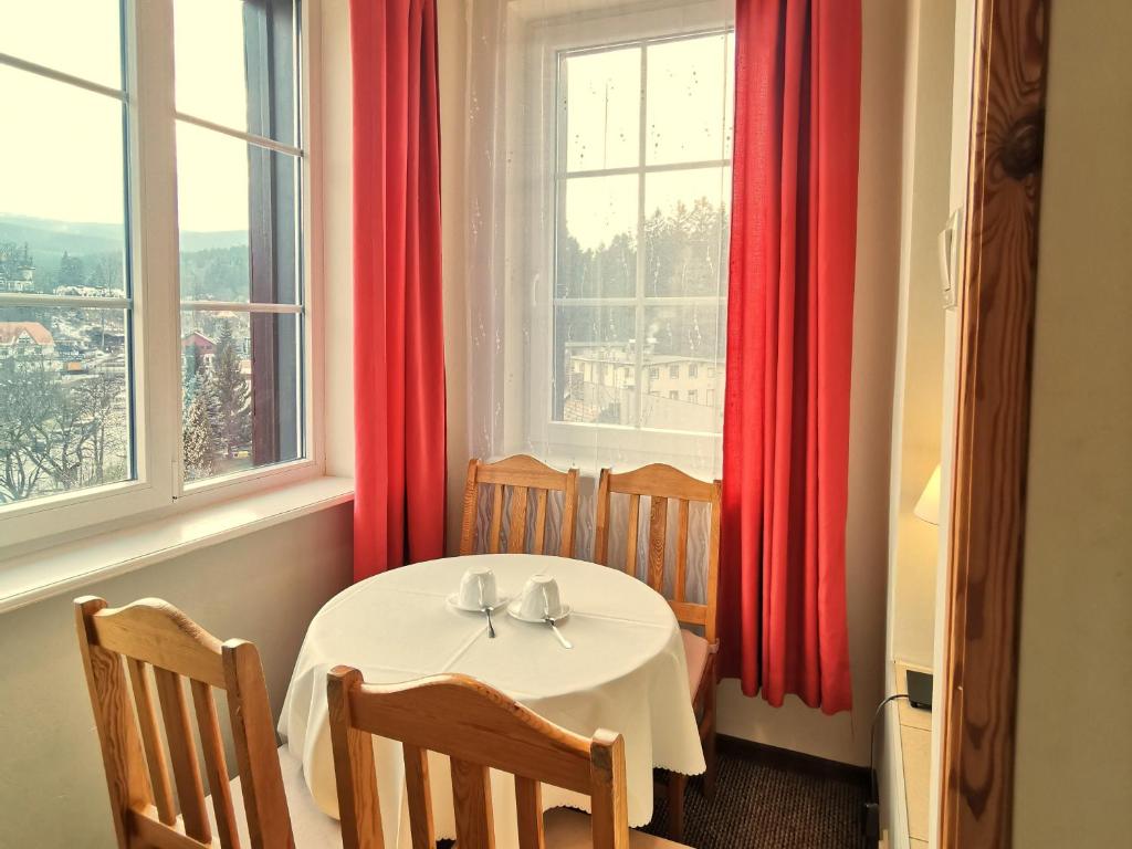 Pensjonat Jeleni Róg - Habitación Familiar Con Vistas A La Montaña