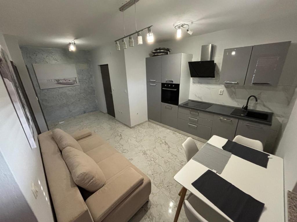 Nhà bếp/bếp nhỏ tại Apartman Sukošan Elvis