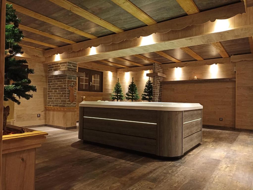 La Sapinière St Lary Soulan في سانت لاري سولون: ردهة بها مكتب استقبال في مبنى