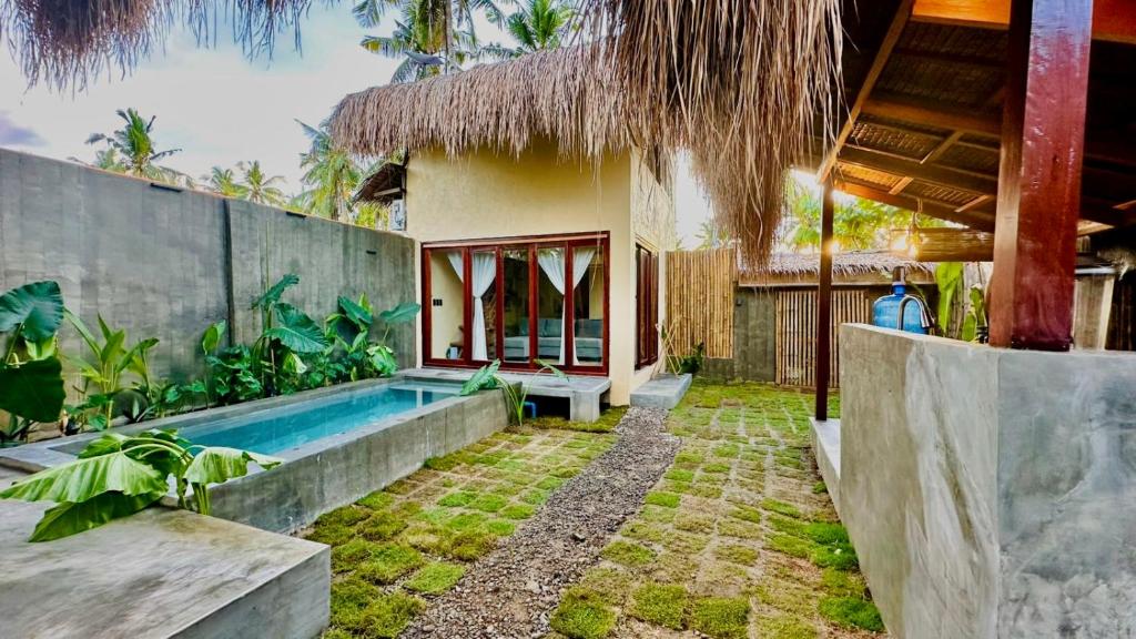 a house with a swimming pool in the yard at Villa Isleñas - Solar, Starlink, Pool in General Luna