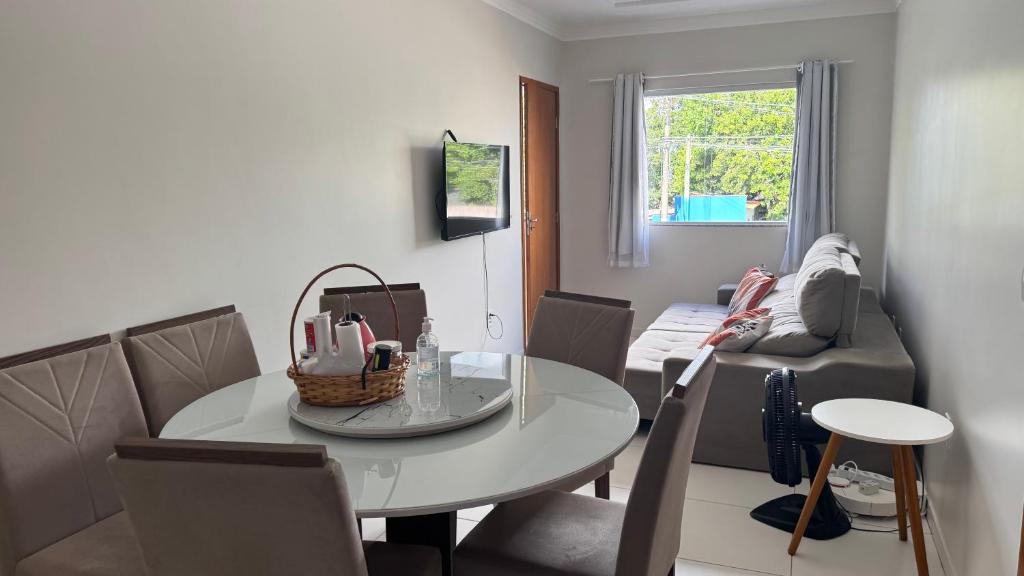 Khu vực ghế ngồi tại Apartamento dois quartos em Guriri Sul