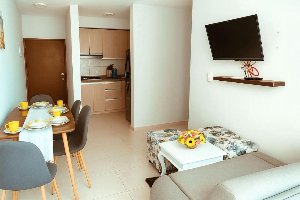 Exclusivo Torices con Vista al Mar في Arizona: غرفة معيشة مع أريكة وطاولة