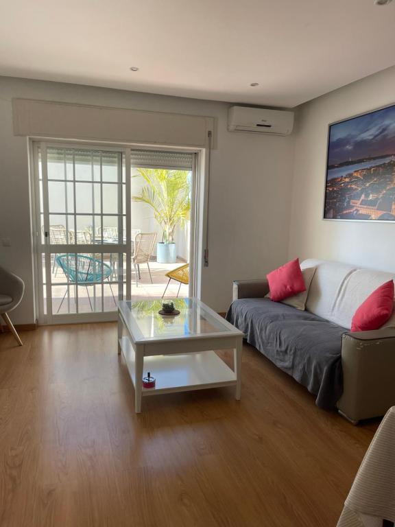 ein Wohnzimmer mit einer Couch und einem Couchtisch in der Unterkunft La Seixalia, charme e grande terraço in Seixal