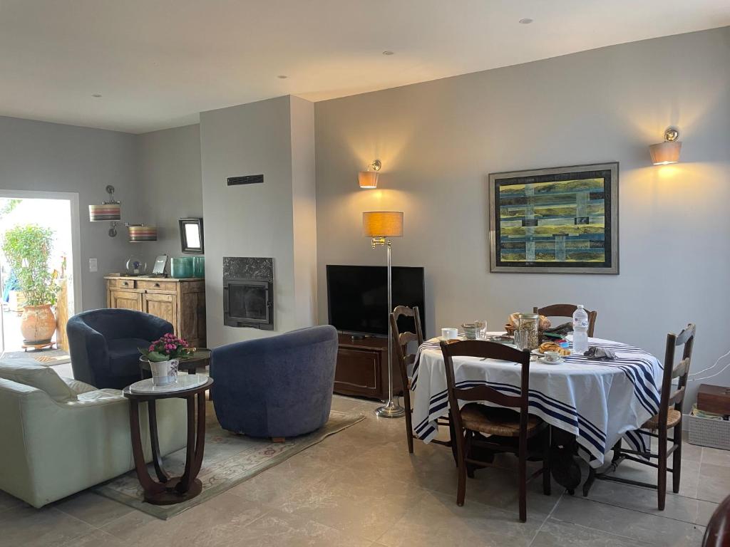 TV a/nebo společenská místnost v ubytování Maison Thalie