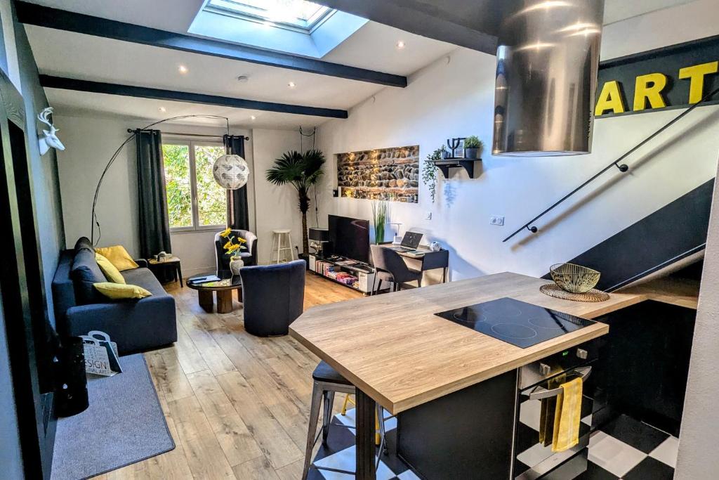 eine Küche und ein Wohnzimmer mit Tisch und Stühlen in der Unterkunft Grand duplex - Parking privé - Centre - Calme in Toulouse