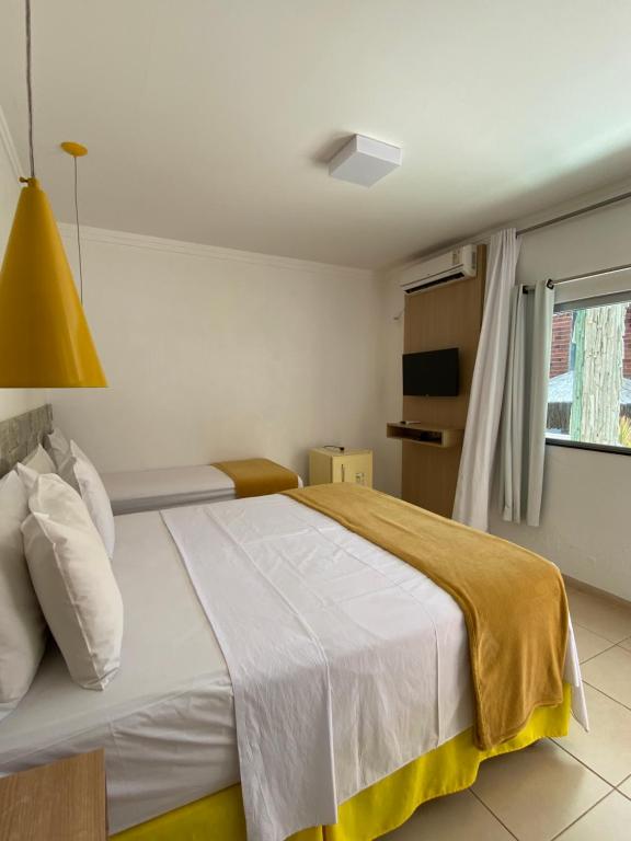 Rúm í herbergi á Pousada Aliany Lôbo