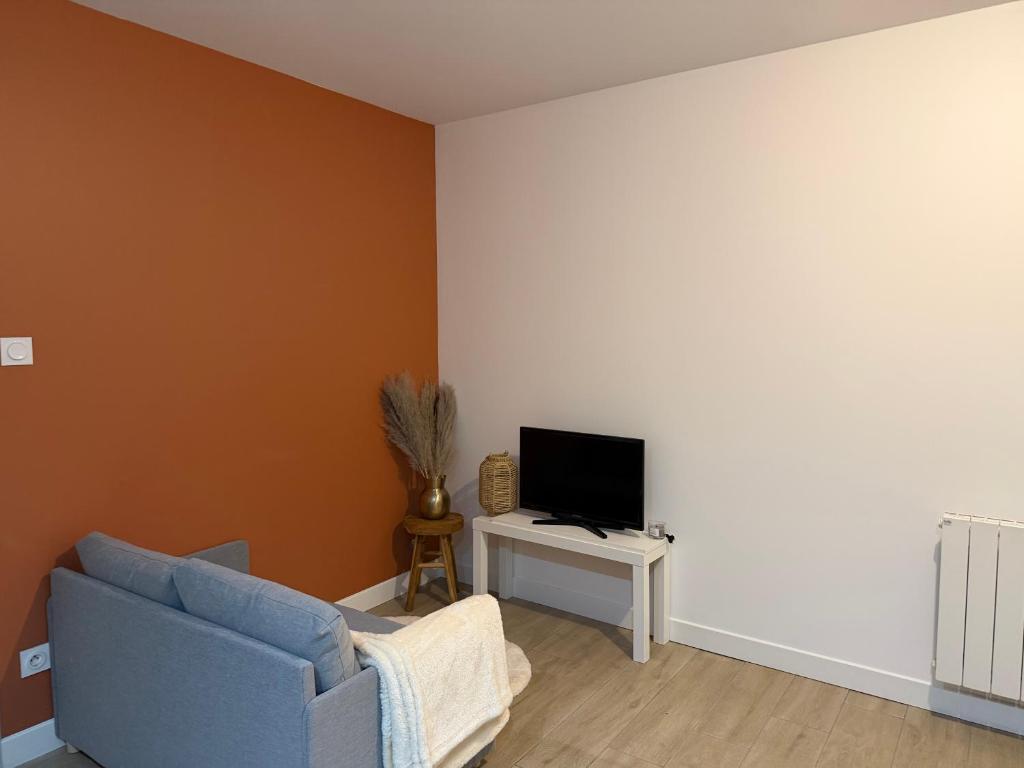 Una televisión o centro de entretenimiento en Comme chez soi