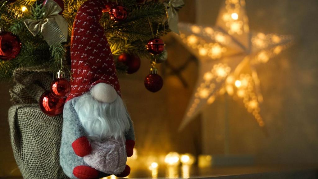 Un adorno de Papá Noel en un árbol de Navidad en Hop Kop, en Kopaonik