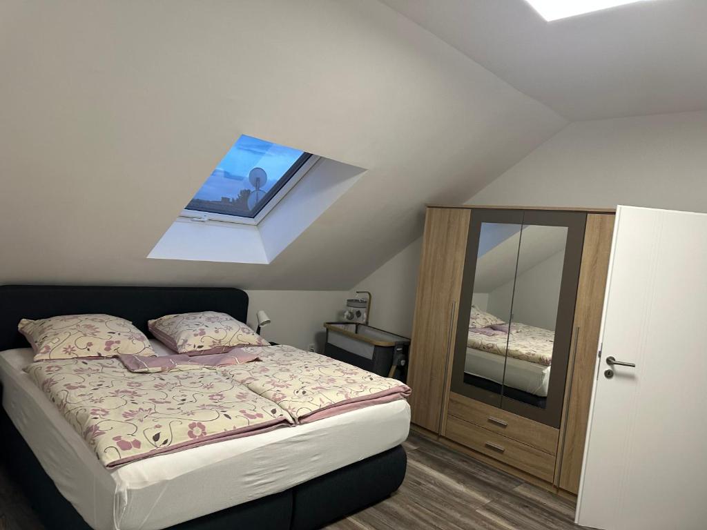 una camera con letto e lucernario di Ferienwohnung Steinberg a Dietzenbach