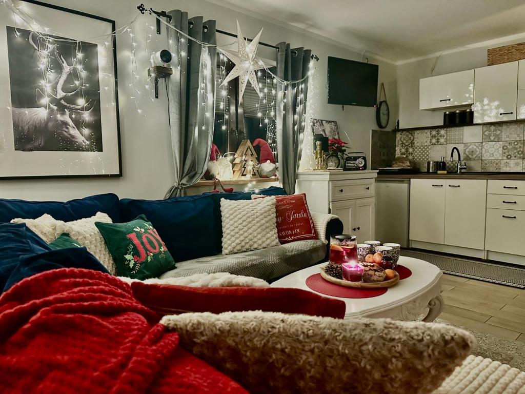 O bucătărie sau chicinetă la Mała Cegielnia - balia z bąbelkami i sauna na wyłączność w leśnym klimacie