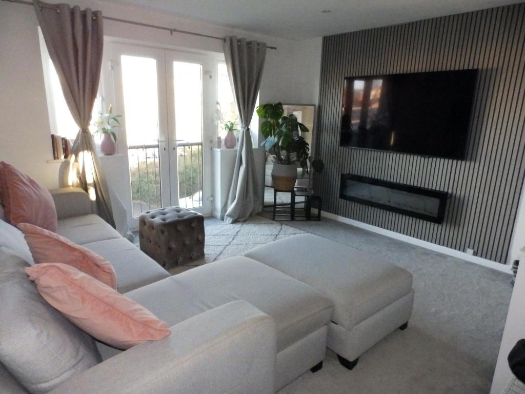 Μια τηλεόραση ή/και κέντρο ψυχαγωγίας στο Stylish 1BR Walk to E Croydon