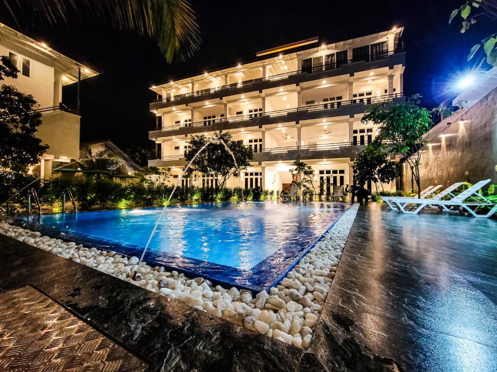 Бассейн в Mirissa Moments Hotel или поблизости