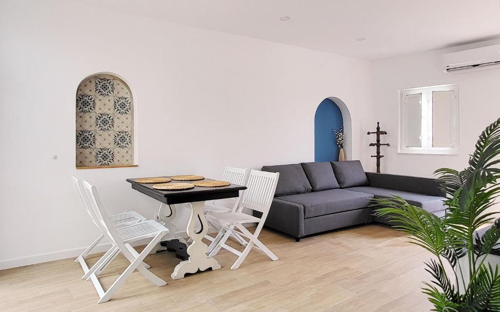 un salon avec un canapé, une table et des chaises dans l'établissement Casa Elvas Antiqua, à Elvas