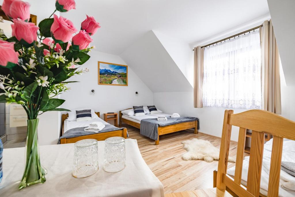 Ένα ή περισσότερα κρεβάτια σε δωμάτιο στο Pokoje gościnne Skwarek