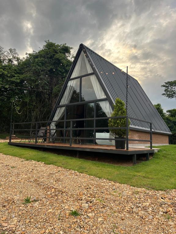 a small house with a roof on a field at Cabana Recanto nas Montanhas in Lindóia