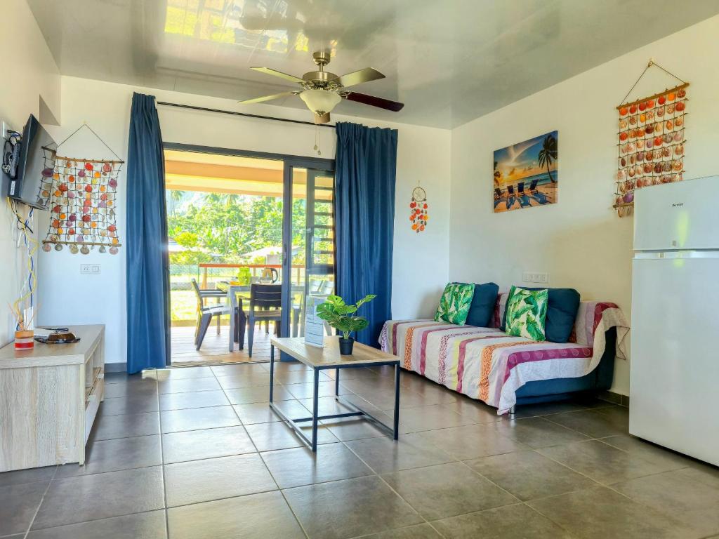 Posezení v ubytování Teahupo'o Lodge Tahiti - Fare Terre et Mer - climatisé - canoe et paddle