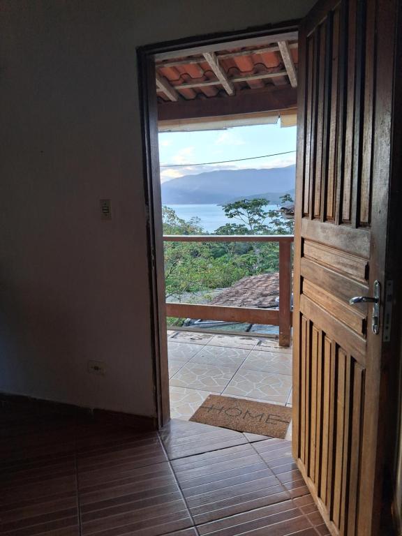 een open deur met uitzicht op de oceaan bij Recanto verde in Ilhabela