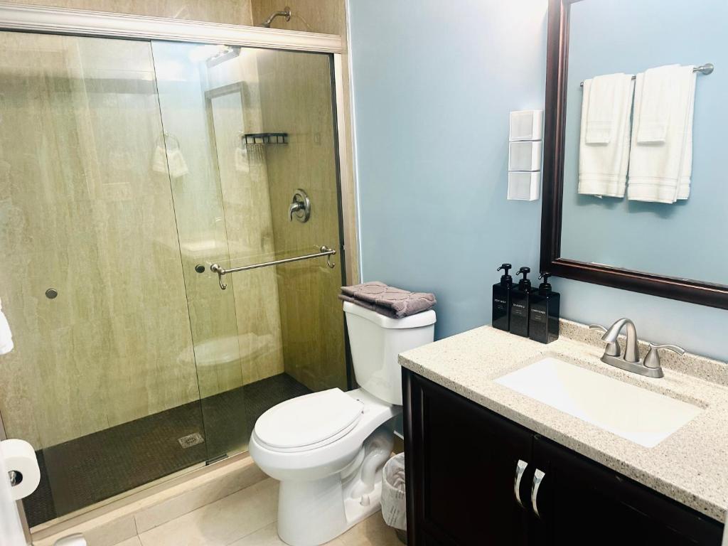 Ванная комната в Family-Ready 3 BDR Oasis Near Pompano Beach