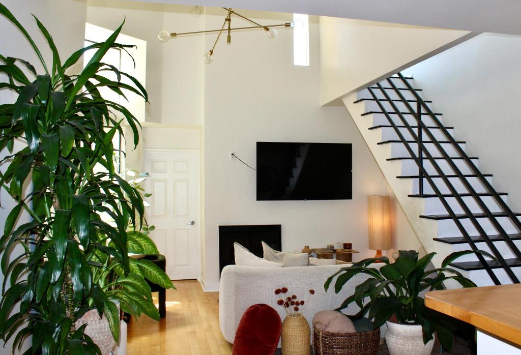 Gallery Detail: Designer Light Filled Weho Condo Los Angeles Updated Prices 2026