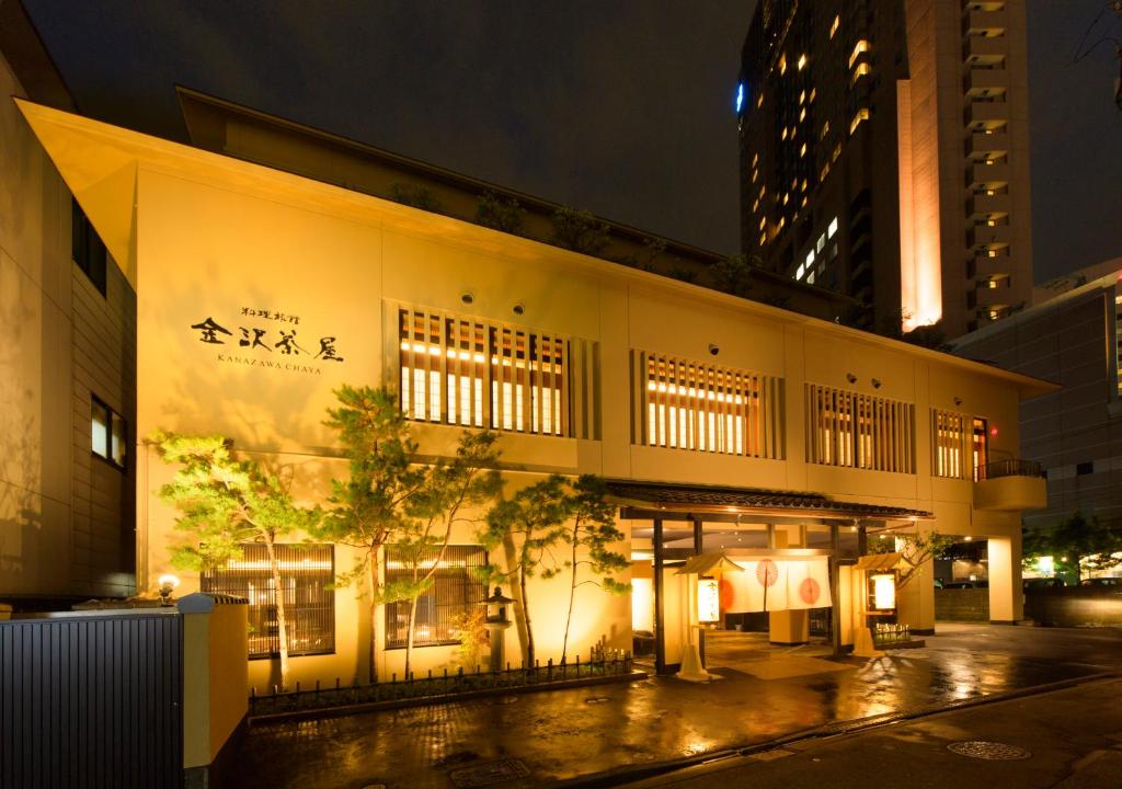 un edificio con escritura a un lado por la noche en Kanazawa Chaya, en Kanazawa