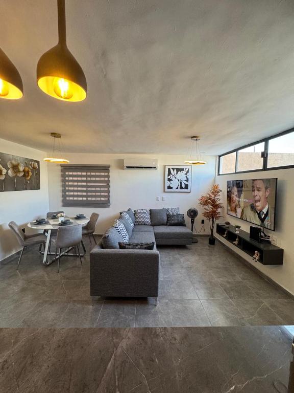 TampicoNUEVO Departamento 2的客厅里有一张沙发和一台电视