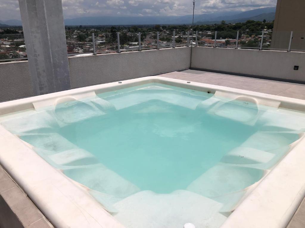 萨尔塔Monoambiente Bambú, Nuevo, amplio y cómodo的建筑物屋顶上的热水浴池