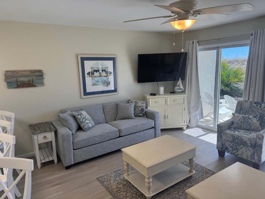 un salon avec un canapé et une télévision dans l'établissement Island Sands 103 Gulf front condo, à Fort Walton Beach