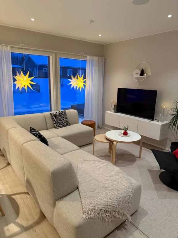 Μια τηλεόραση ή/και κέντρο ψυχαγωγίας στο Finnish design villa with outdoor jacuzzi