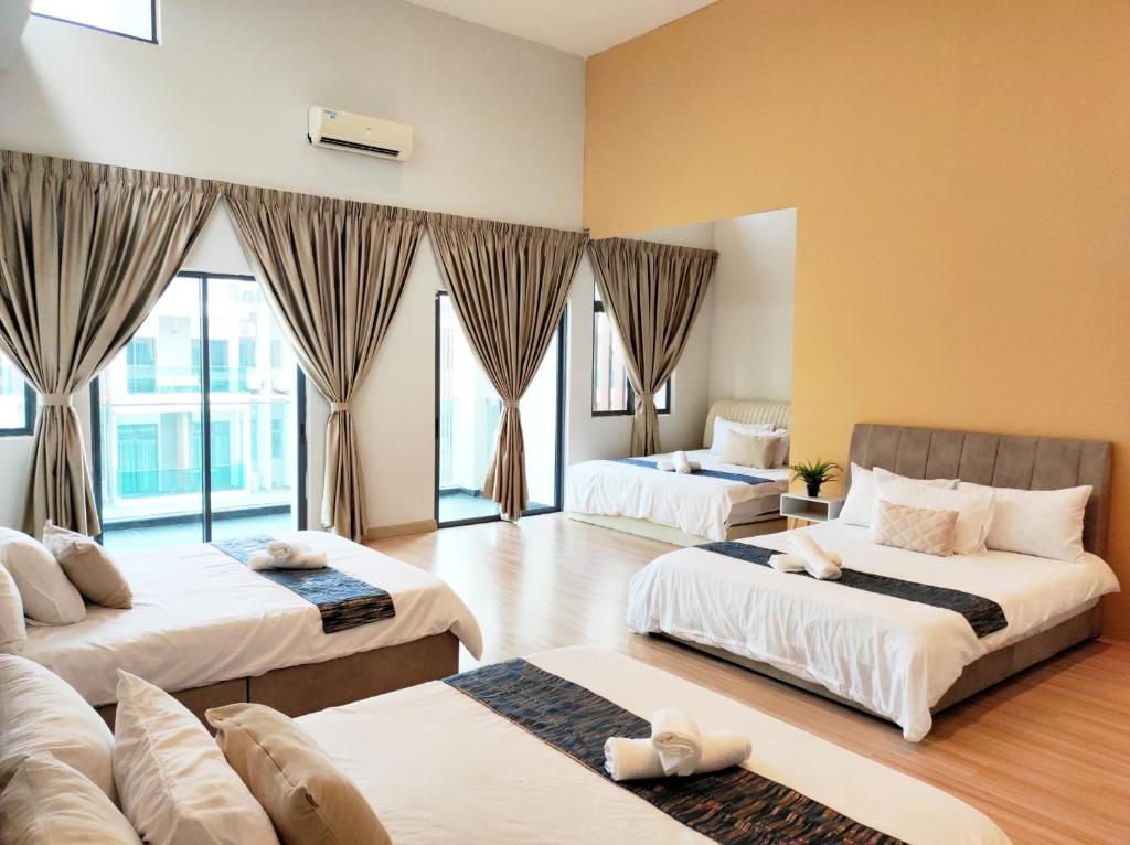 Кровать или кровати в номере Cyberjaya Puchong JWJ Pool Villa 4BR Luxury Reno
