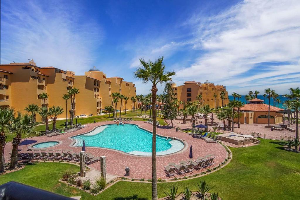 un'immagine di una piscina in un resort di Princesa 3BR 2BA OV Penthouse- 502D a Campo del Medio