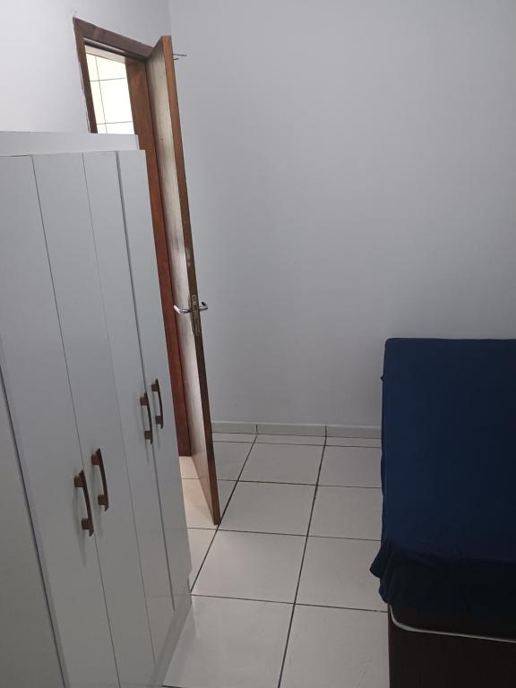 an empty room with a door and a tiled floor at Apartamento zimbros bombinhas in Bombinhas