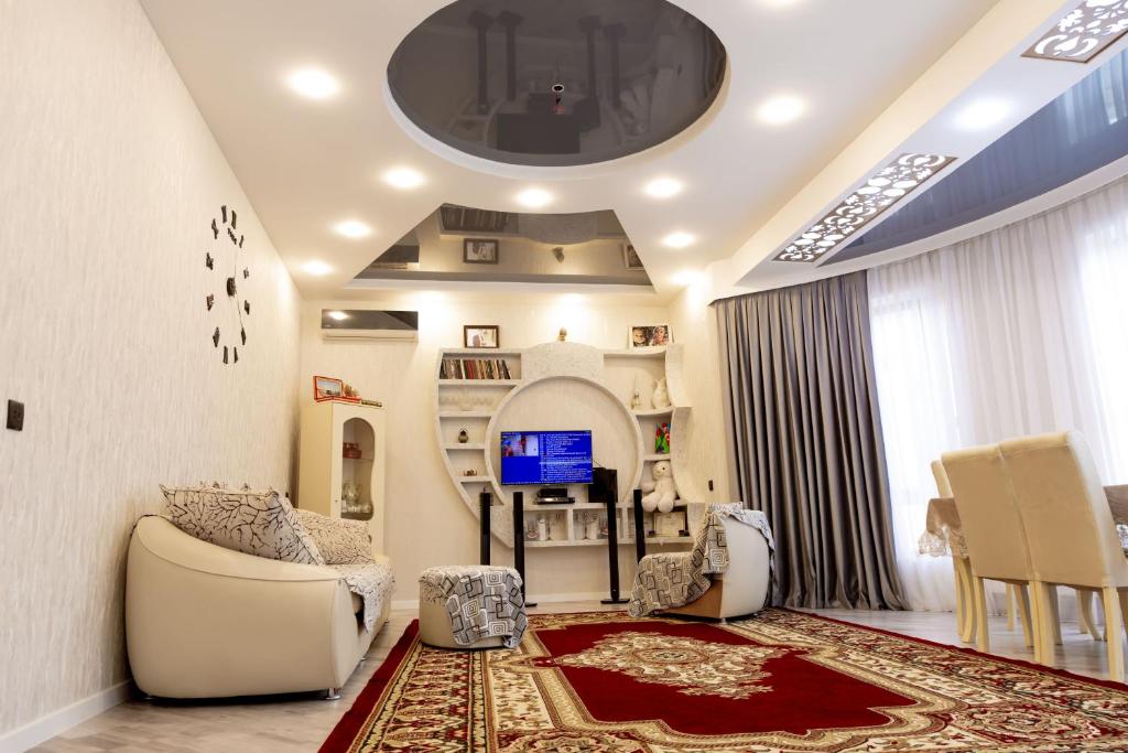 SkyGate Guesthouse : غرفة معيشة مع أريكة وتلفزيون